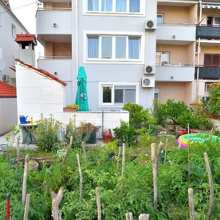 Red Rose Apartment