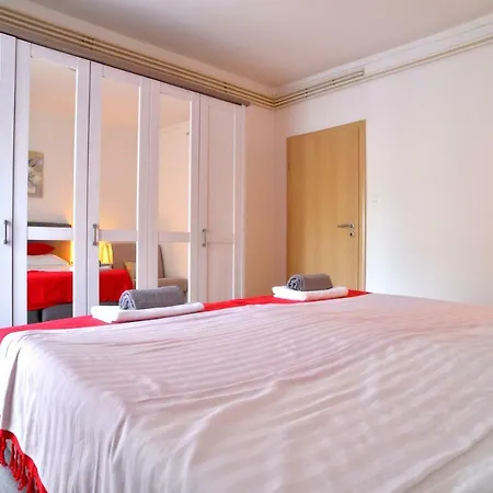 Red Rose Apartment *