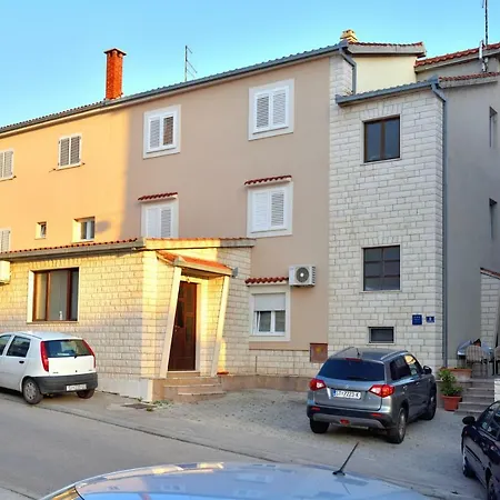 Red Rose Apartment *