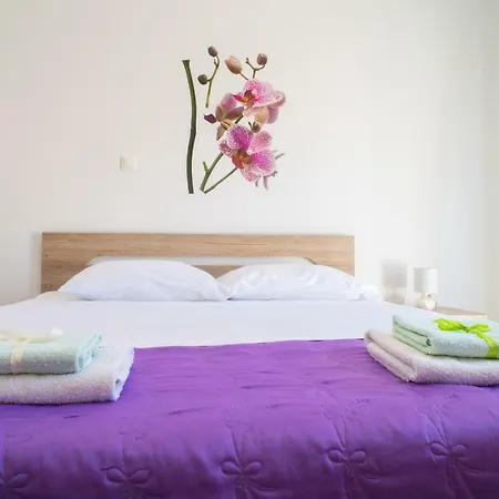 Red Rose Apartment *