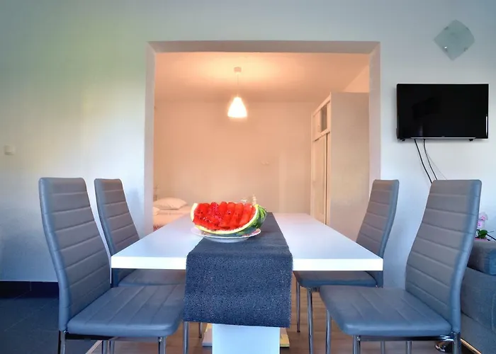 Red Rose Apartment *