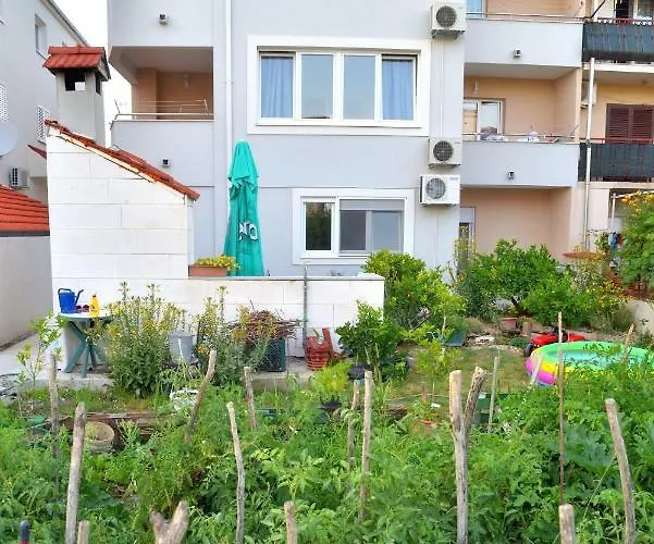 Red Rose Apartment