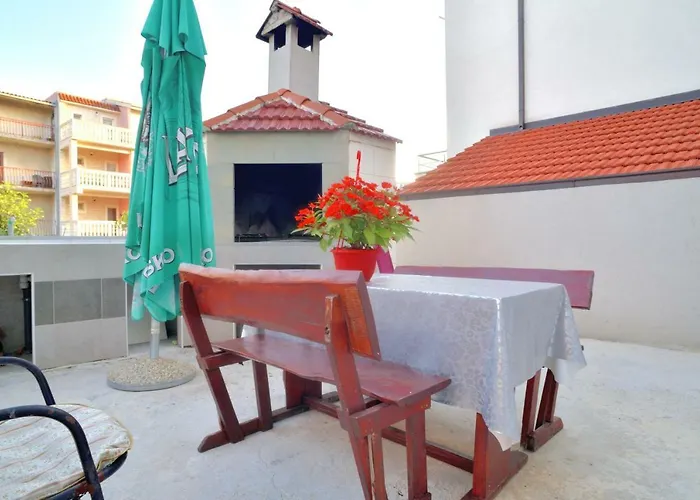 Red Rose Apartment