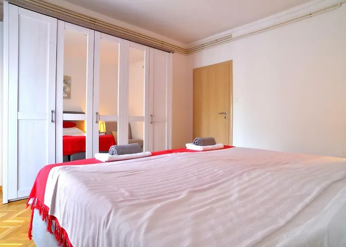 Red Rose Apartment *