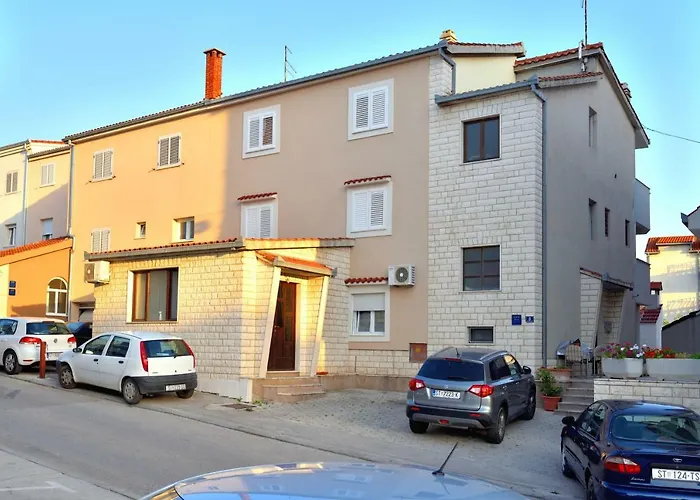 Red Rose Apartment *