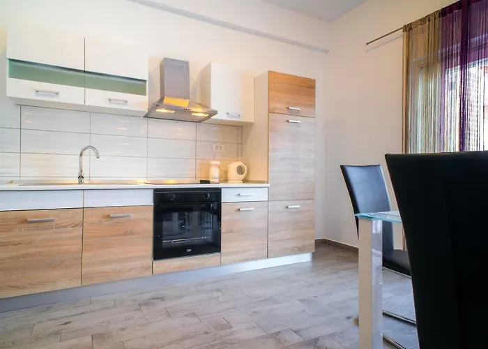 Red Rose Apartment Split