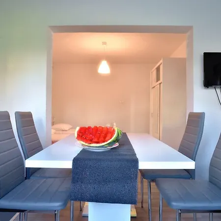 Red Rose Apartment *